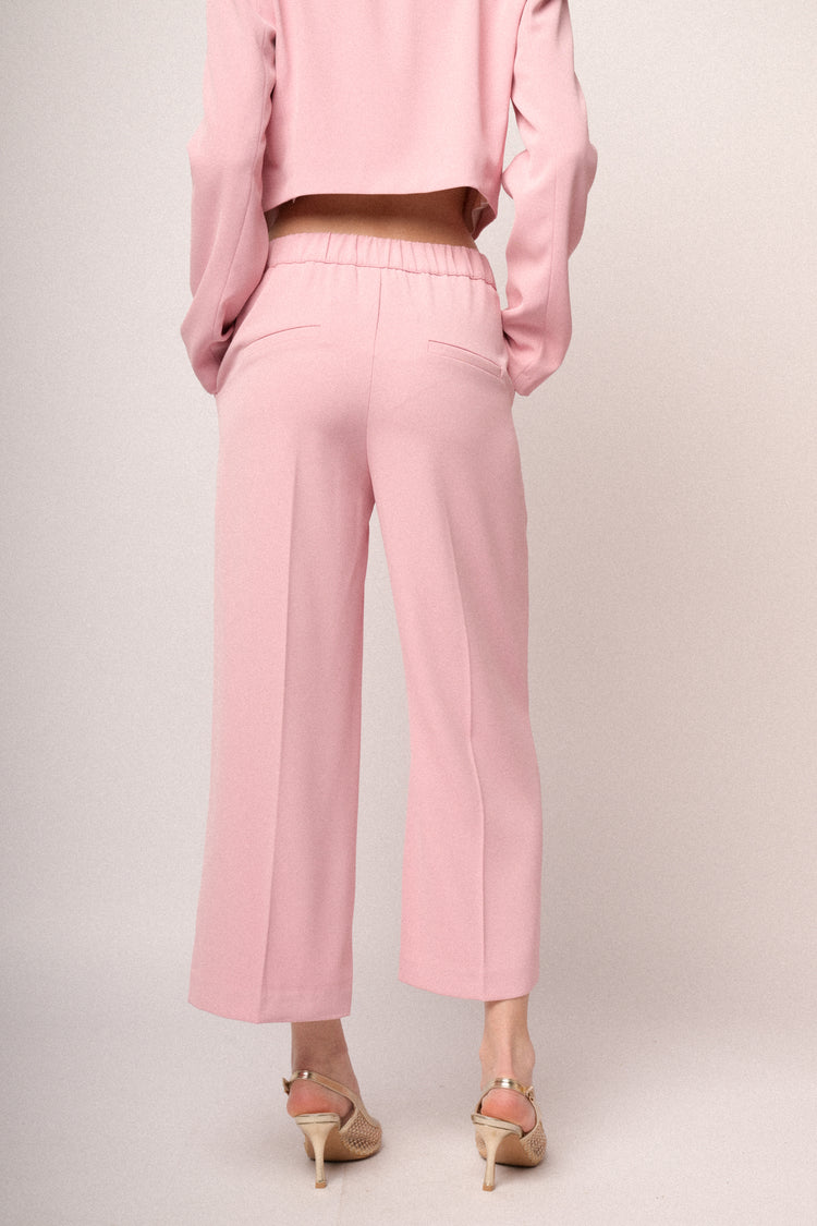 Pantaloni crop rosa con bottone gioiello