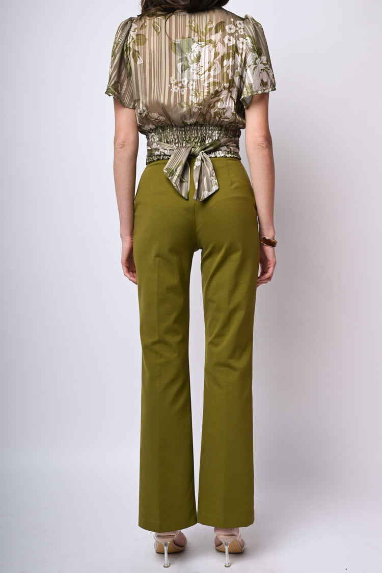 Pantaloni a gamba svasata