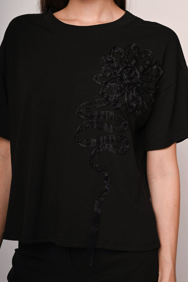 T-shirt con applicazione floreale