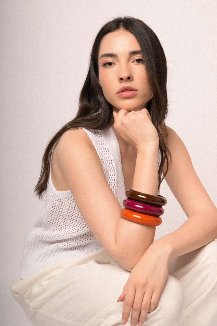 Gilet in maglia traforata bianca con bottone-gioiello