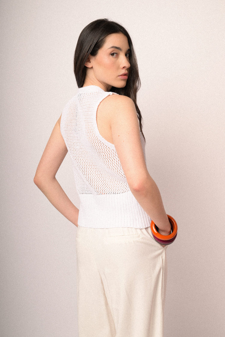 Gilet in maglia traforata bianca con bottone-gioiello
