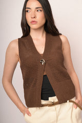 Gilet in maglia traforata cioccolato con bottone-gioiello