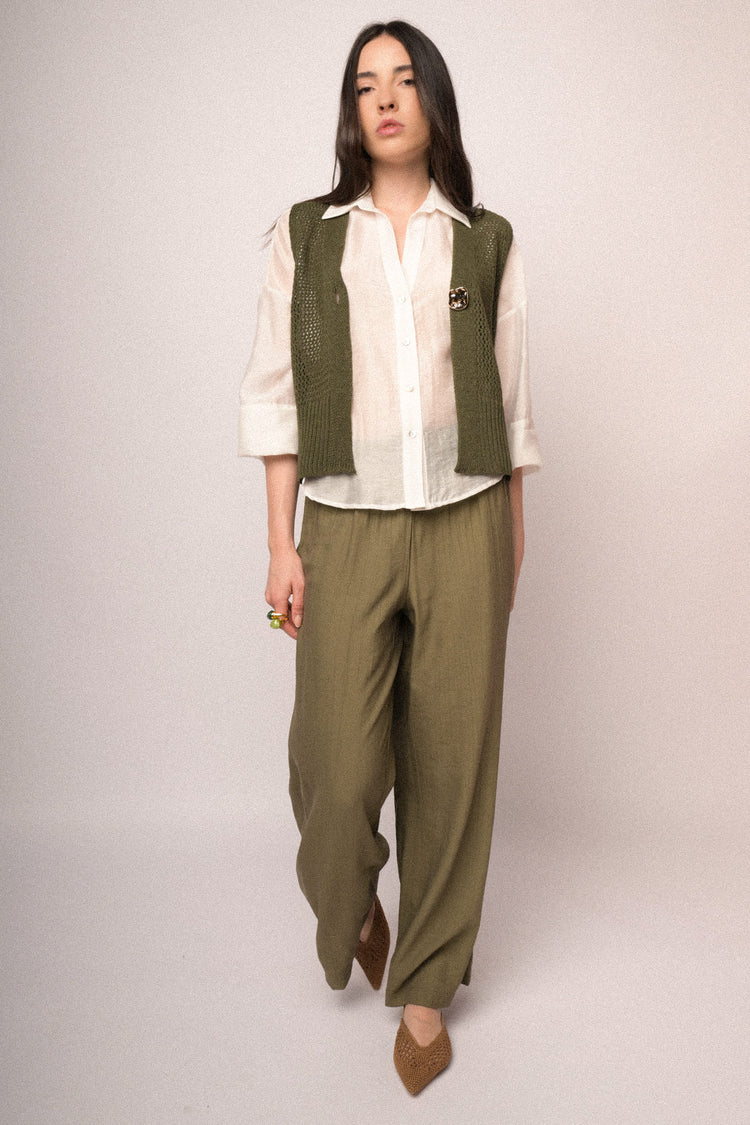 Gilet in maglia traforata oliva con bottone-gioiello