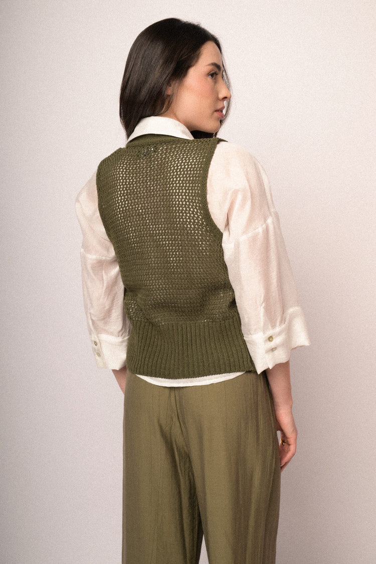 Gilet in maglia traforata oliva con bottone-gioiello