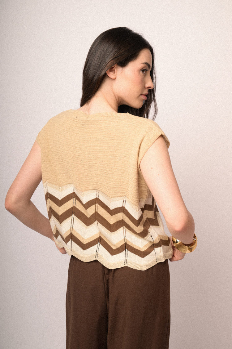 Top in maglia beige con righe zig-zag multicolor