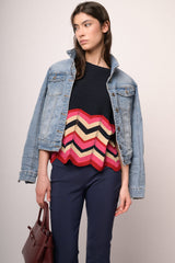 Top in maglia blu con righe zig-zag multicolor
