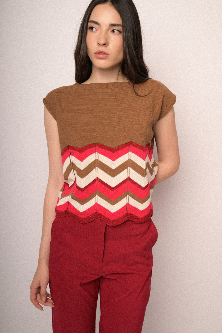 Top in maglia marrone con righe zig-zag multicolor