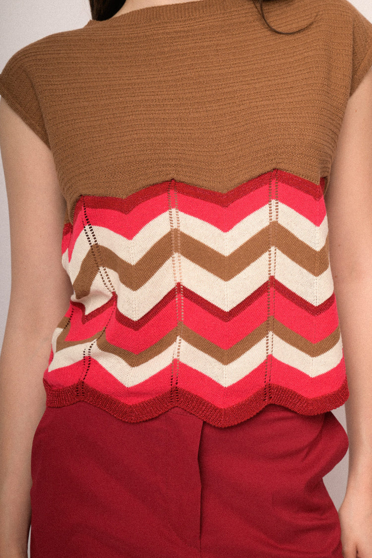 Top in maglia marrone con righe zig-zag multicolor