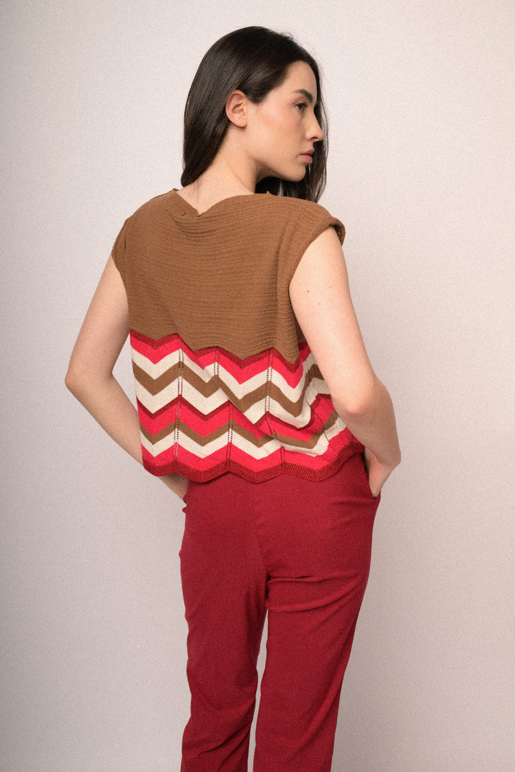 Top in maglia marrone con righe zig-zag multicolor