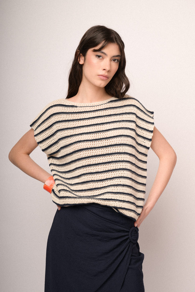 Top a righe blu e avorio in maglia crochet