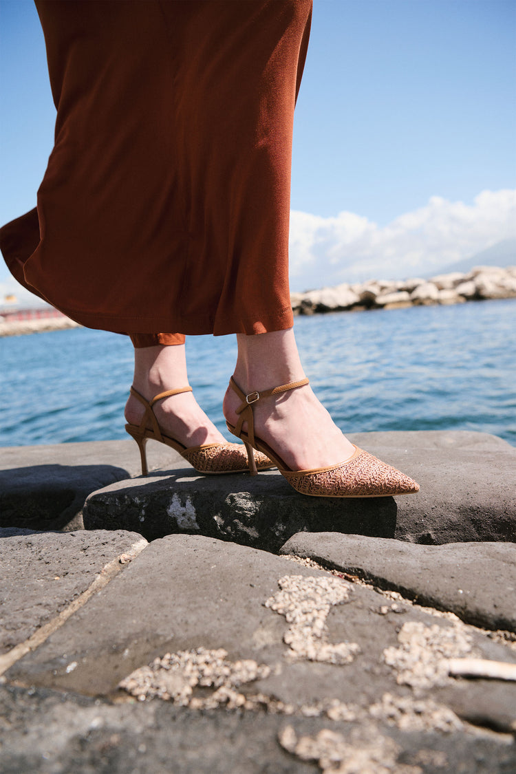 Décolleté slingback in rafia