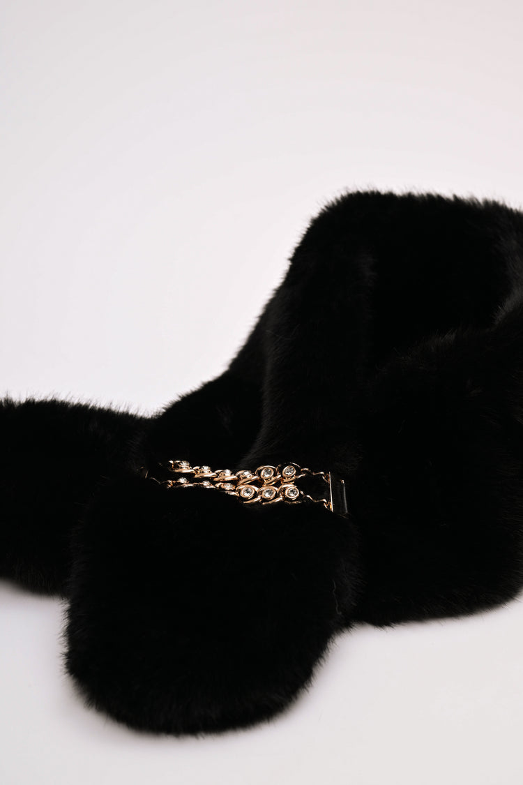 Sciarpa in faux fur con anello-gioiello