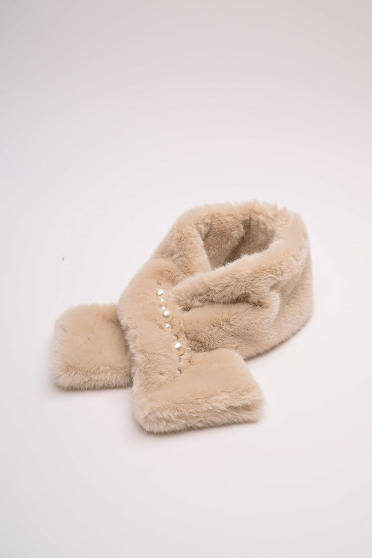 Sciarpa in faux fur con anello-gioiello