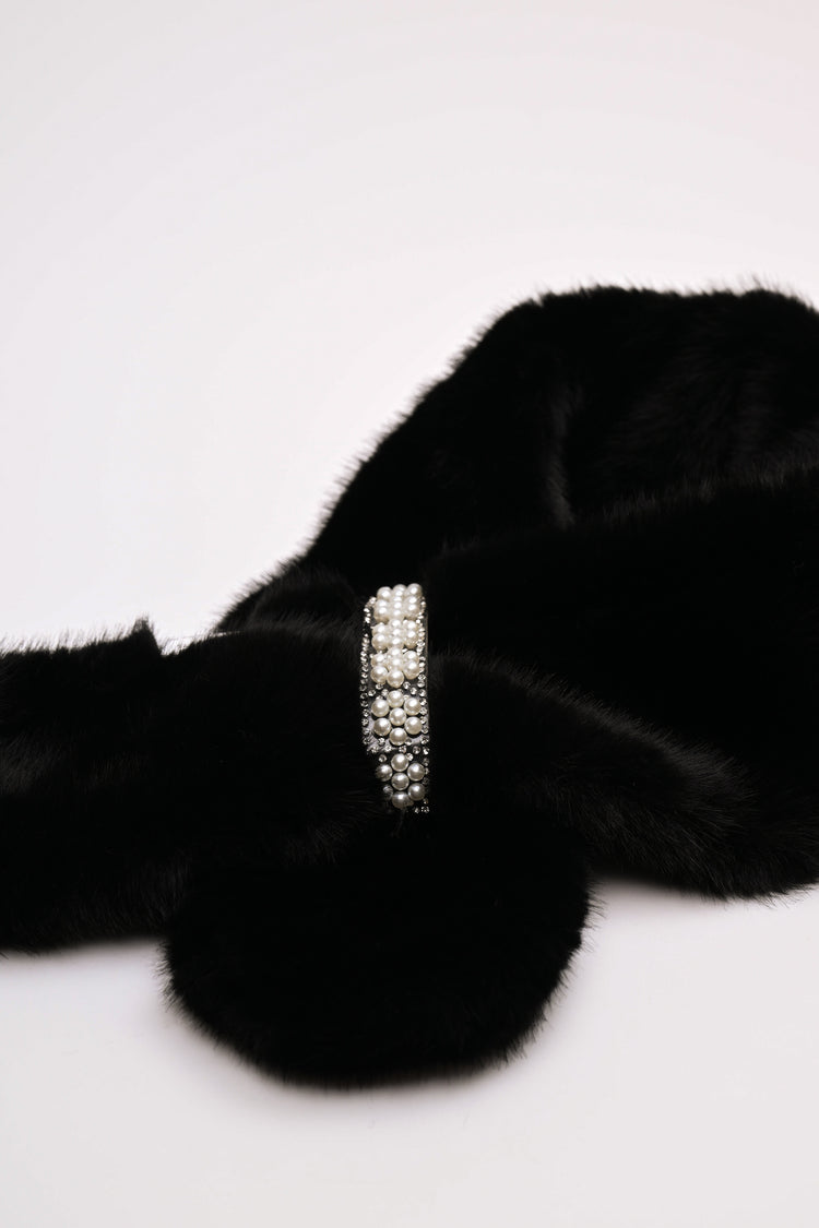 Sciarpa in faux fur con anello-gioiello