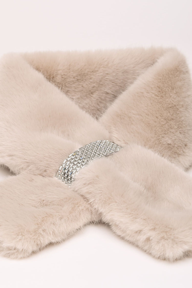 Sciarpa in faux fur con anello-gioiello