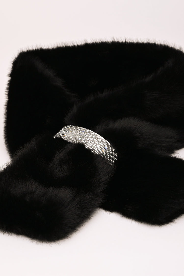 Sciarpa in faux fur con anello-gioiello