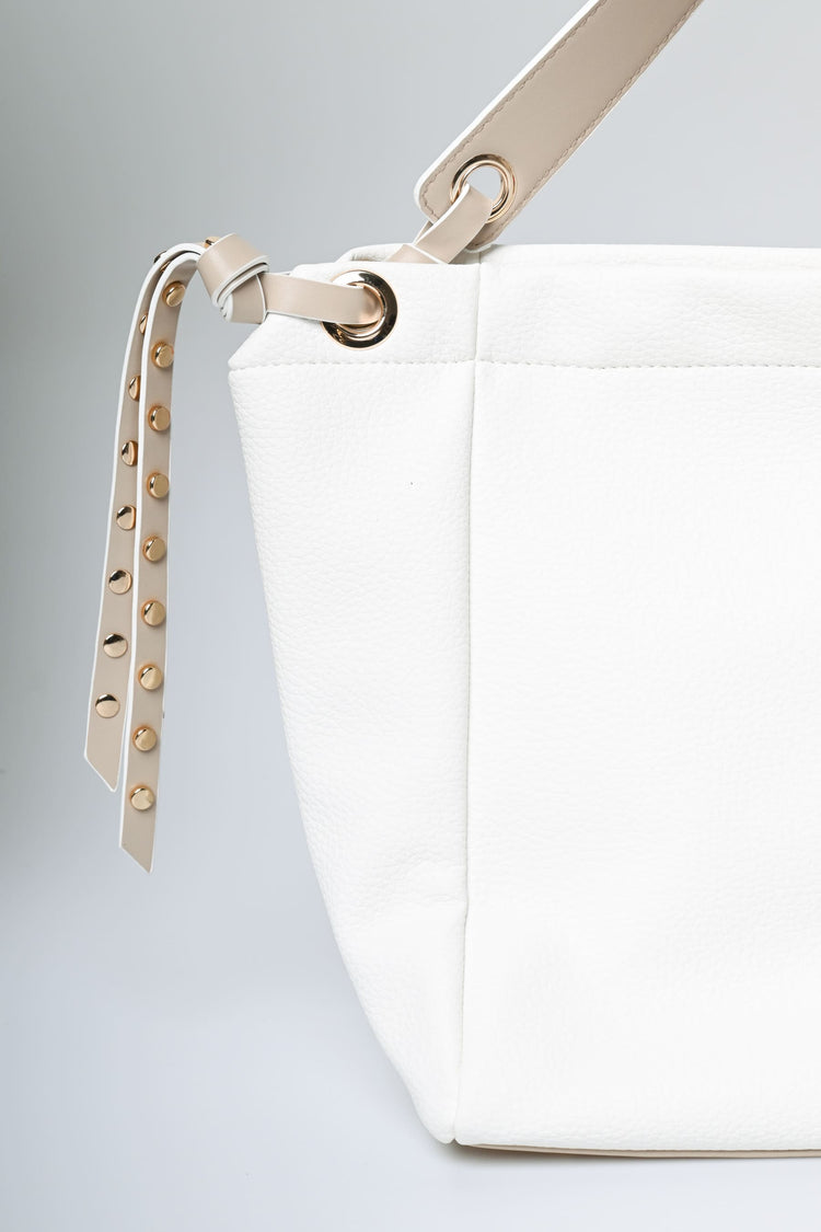 Borsa a spalla con borchie sui cinturini