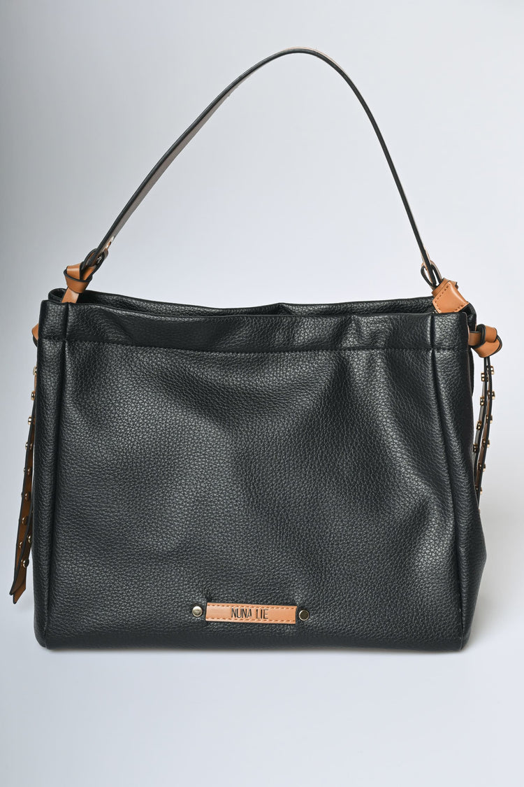 Borsa a spalla con borchie sui cinturini