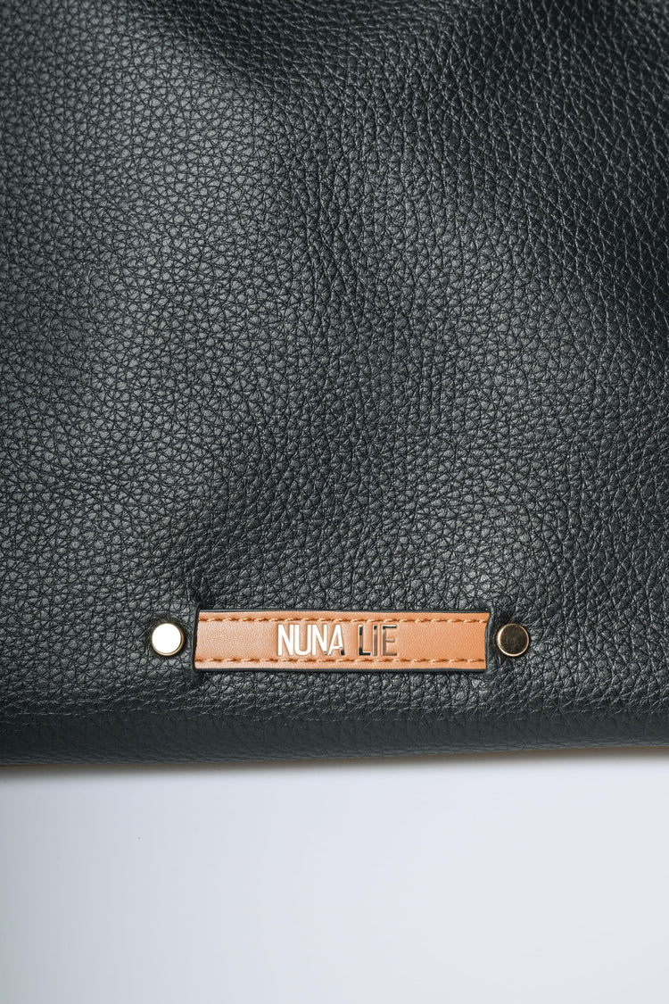 Borsa a spalla con borchie sui cinturini