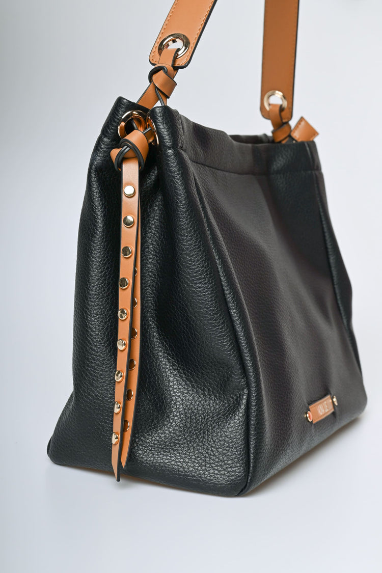 Borsa a spalla con borchie sui cinturini