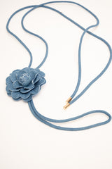 Cintura sottile in denim azzurro con fiore 3D