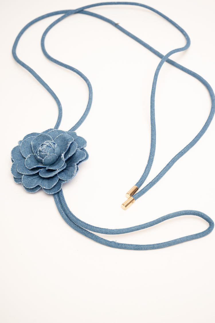 Cintura sottile in denim azzurro con fiore 3D