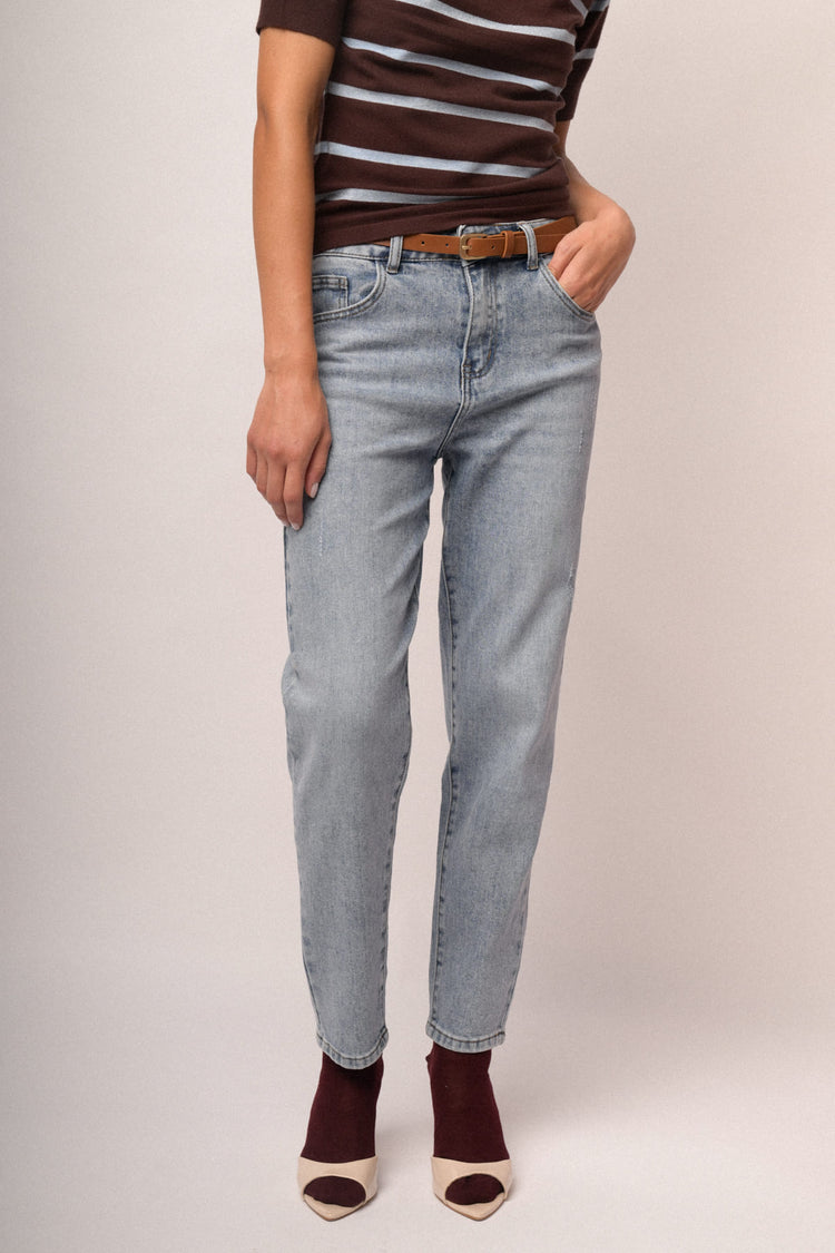 Jeans mom-fit in denim azzurro con cintura