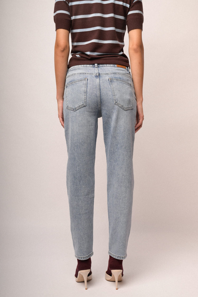 Jeans mom-fit in denim azzurro con cintura