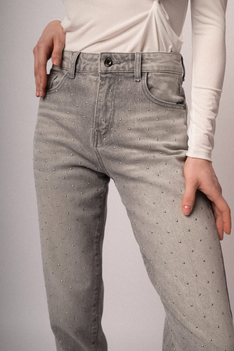 Jeans mom-fit in denim grigio con mini borchie