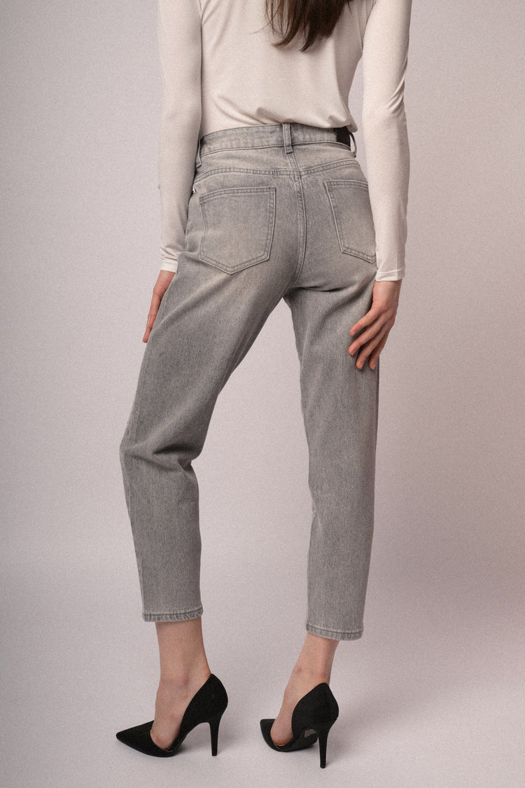 Jeans mom-fit in denim grigio con mini borchie