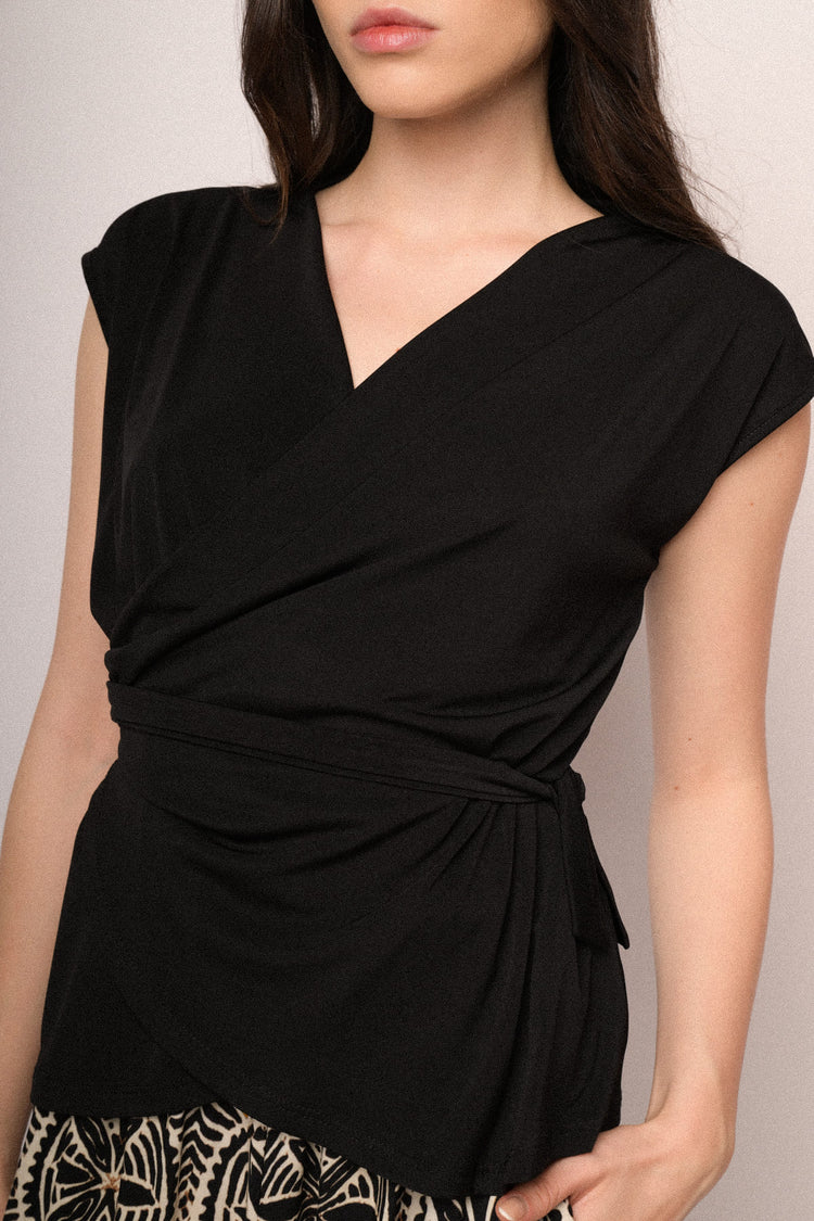 Top a portafoglio con laccetti nero