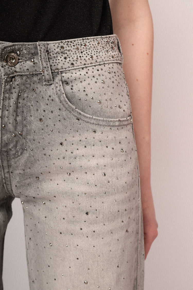 Jeans a a gamba ampia in denim grigio con decorazione strass