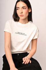T-shirt con scritta ricamata