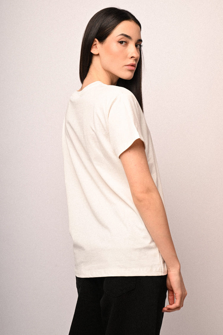 T-shirt con scritta ricamata