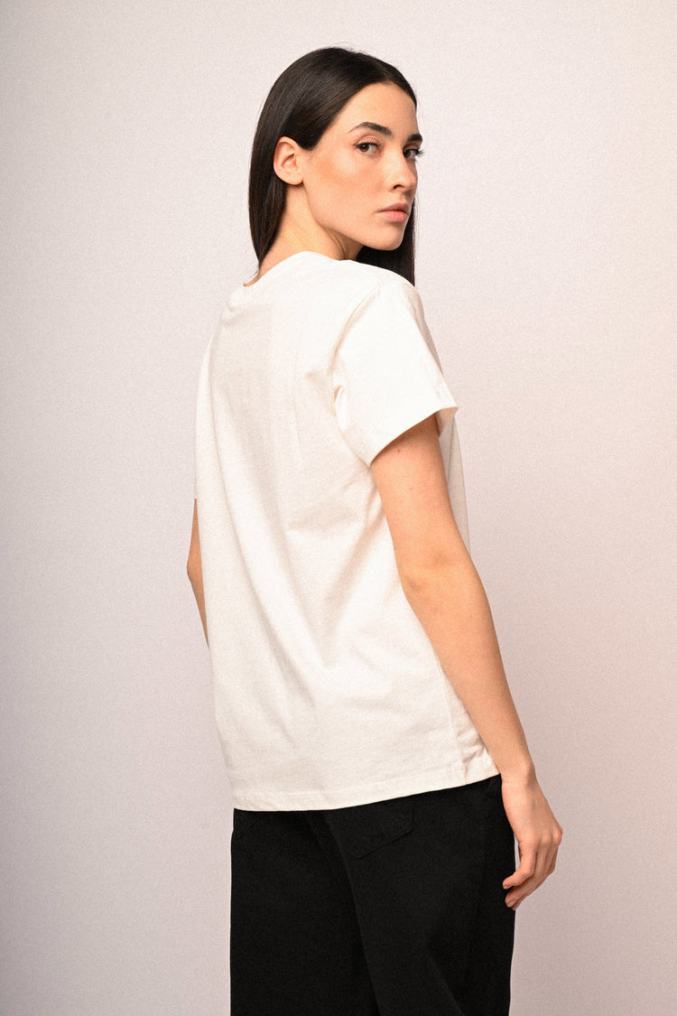 T-shirt con scritta ricamata
