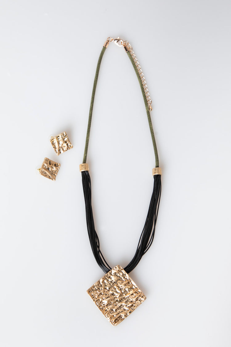 Set collana + orecchini con decorazioni quadrate