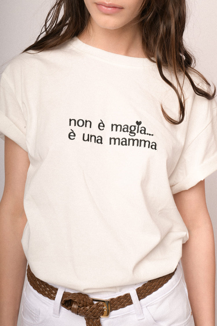 T-shirt in cotone bianco con scritta ricamata