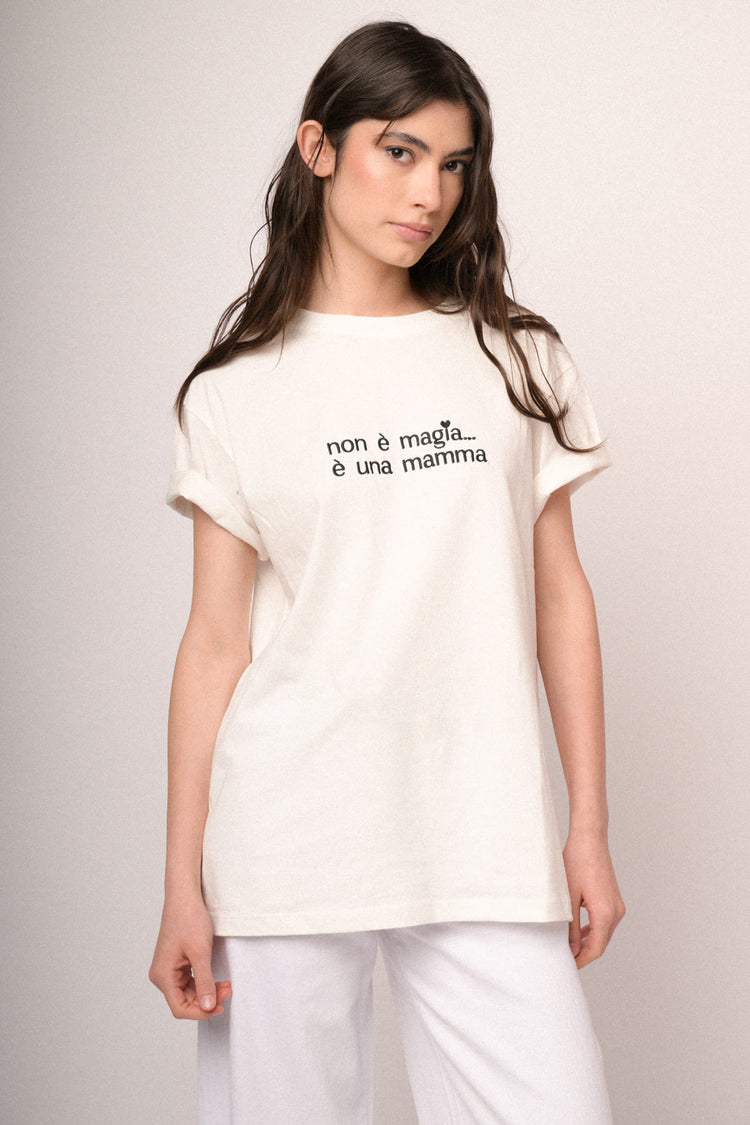 T-shirt in cotone bianco con scritta ricamata