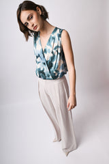 Top con stampa floreale astratta