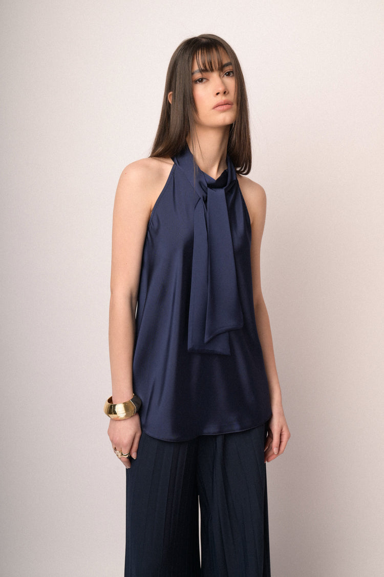 Top in raso con fiocco al collo blu