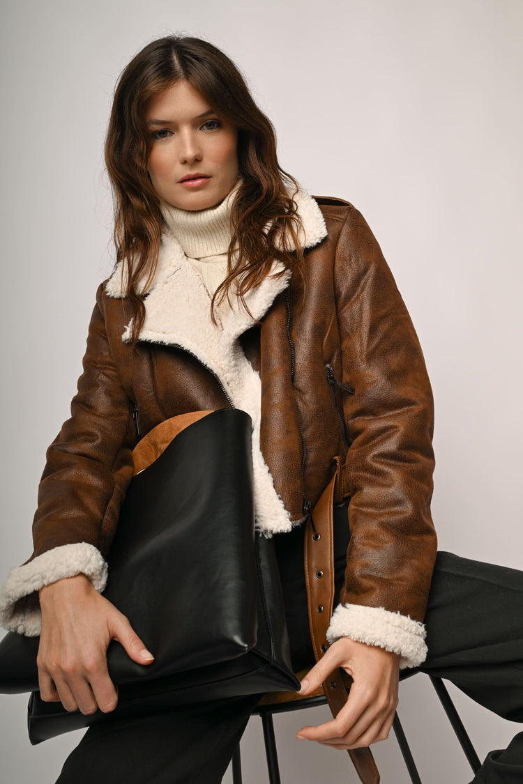 Giacca crop in similpelle e e faux shearling