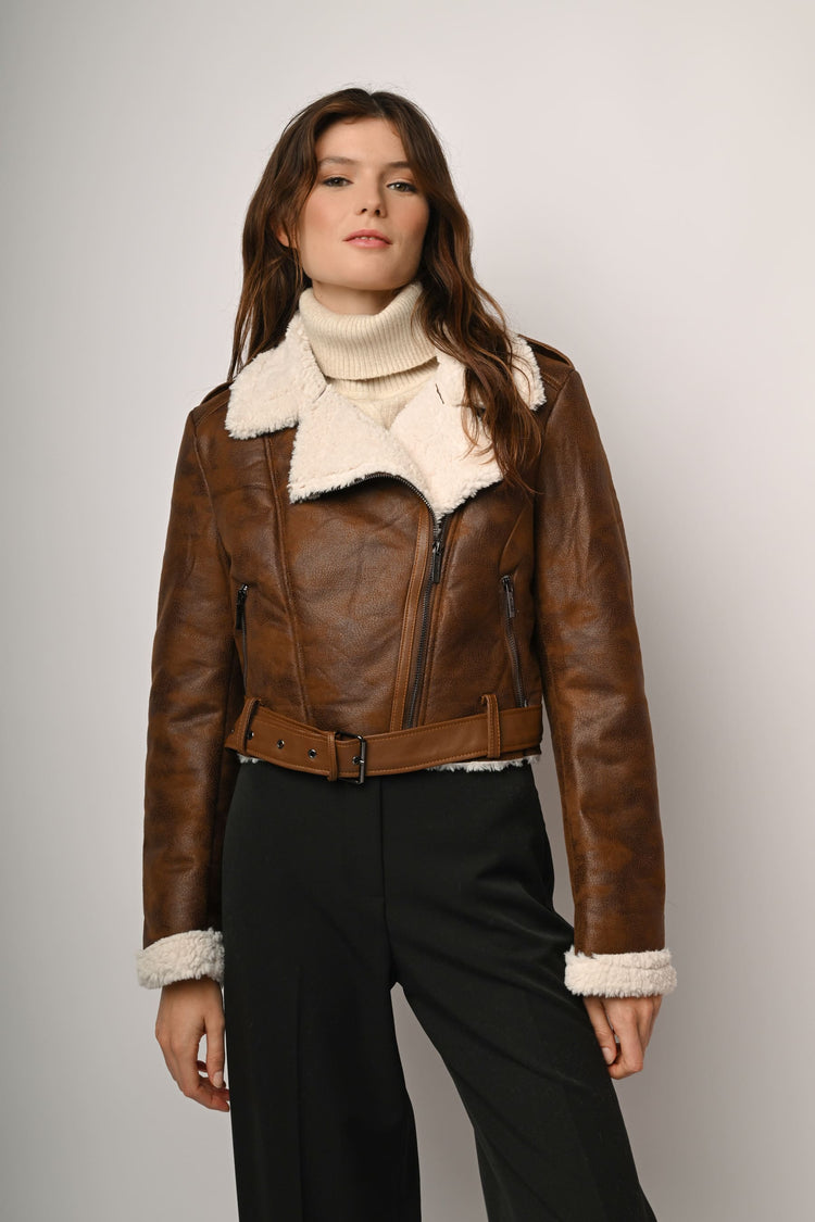 Giacca crop in similpelle e e faux shearling