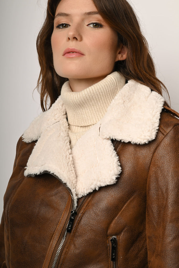 Giacca crop in similpelle e e faux shearling