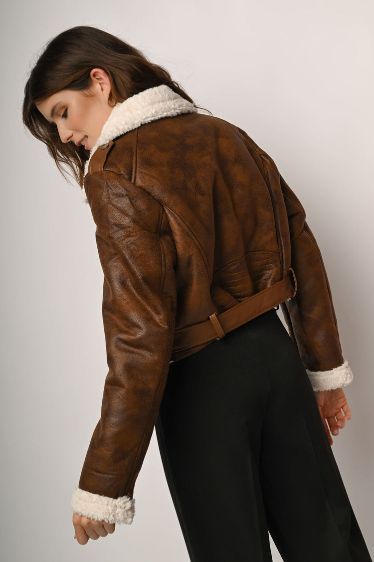 Giacca crop in similpelle e e faux shearling