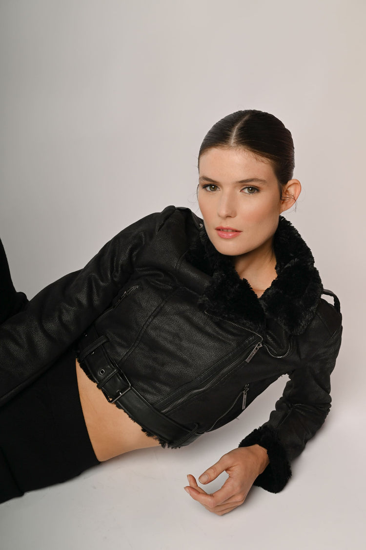 Giacca crop in similpelle e e faux shearling