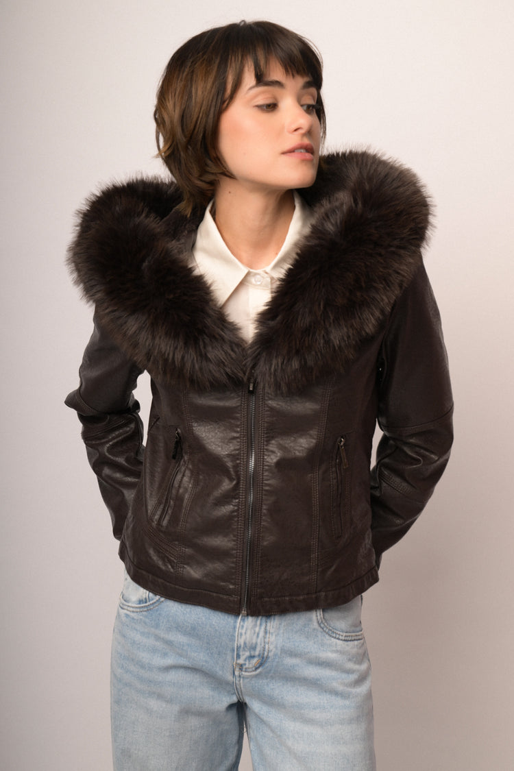 Giacca in similpelle ebano con cappuccio bordato in faux fur