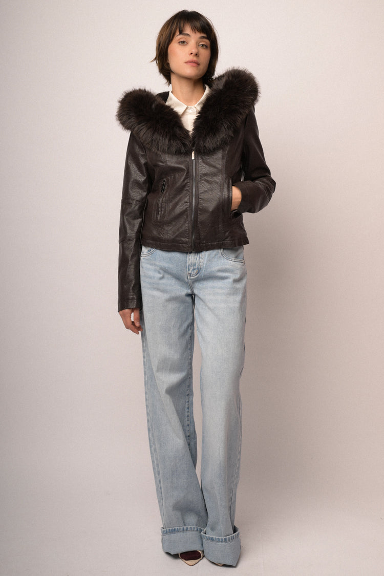 Giacca in similpelle ebano con cappuccio bordato in faux fur