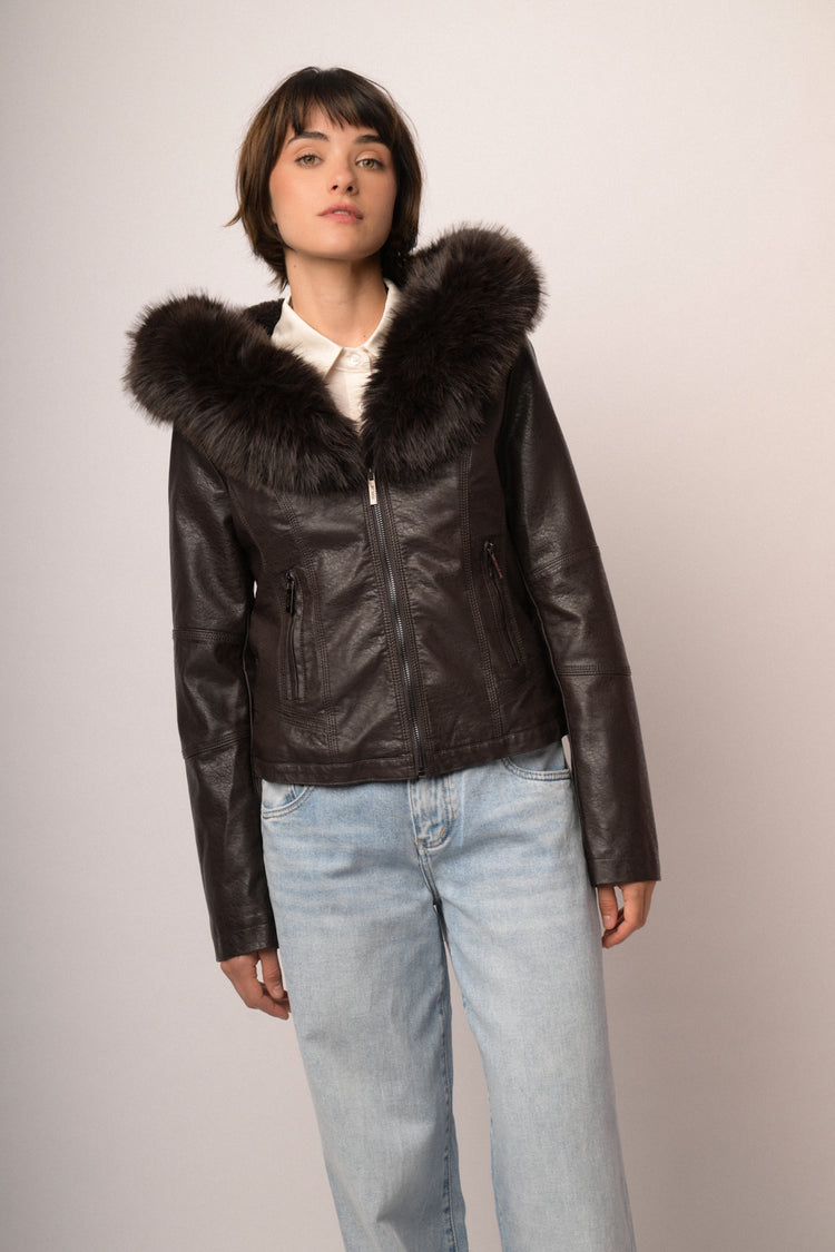 Giacca in similpelle ebano con cappuccio bordato in faux fur