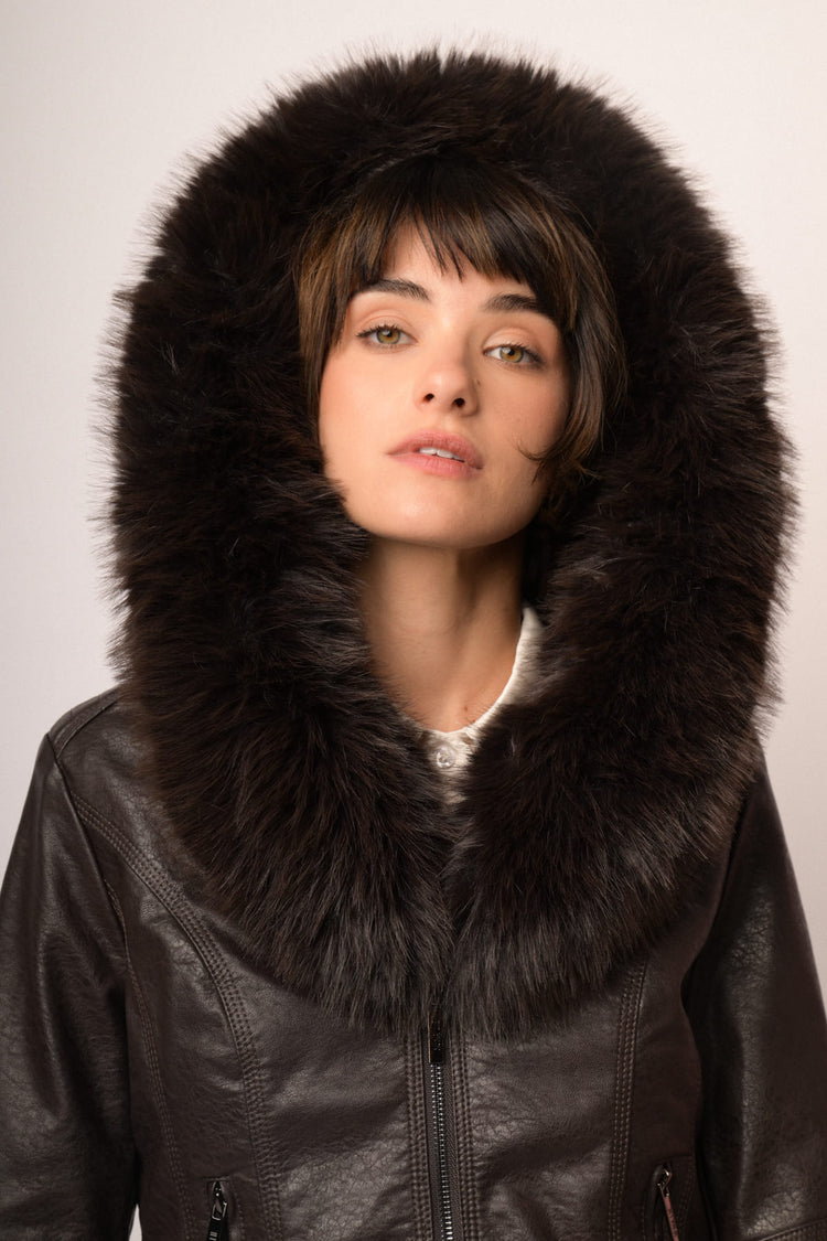 Giacca in similpelle ebano con cappuccio bordato in faux fur