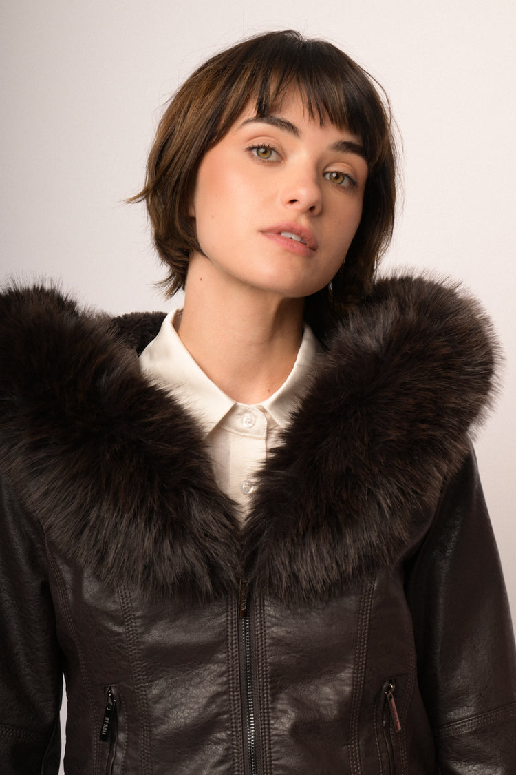 Giacca in similpelle ebano con cappuccio bordato in faux fur